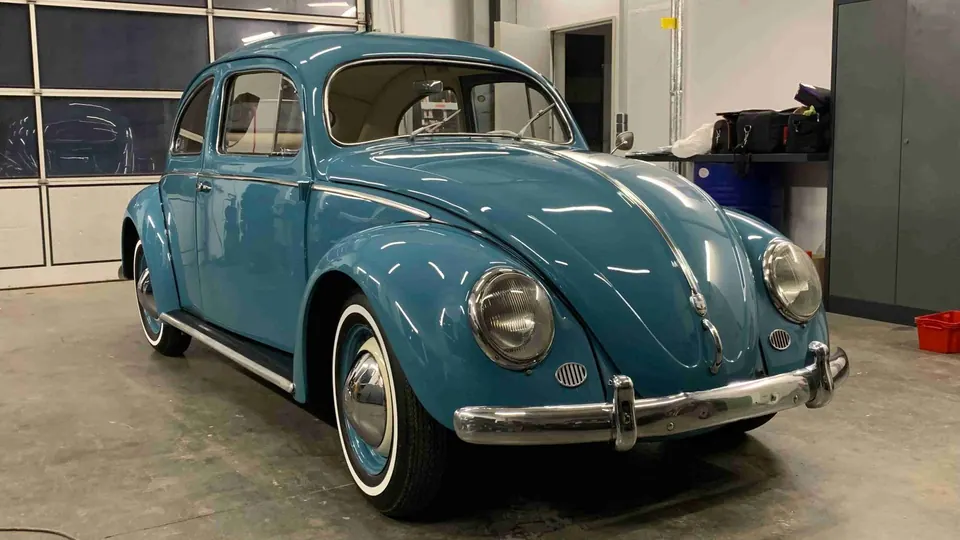 Lack Attacke Service - Blauer klassischer VW Käfer nach Ozonbehandlung