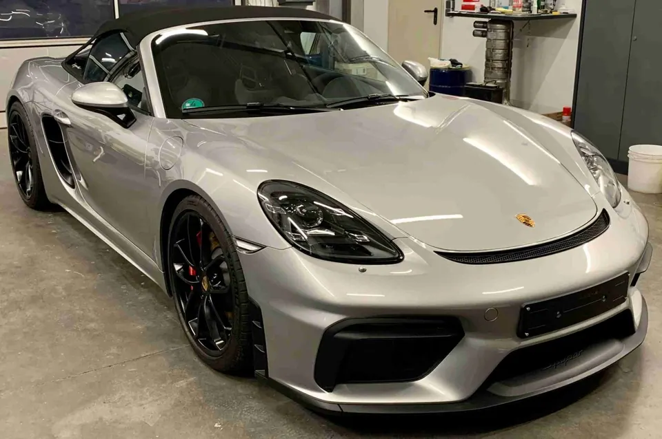 Lack Attacke Service - Porsche 718 Spyder in Silber nach Komplettaufbereitung