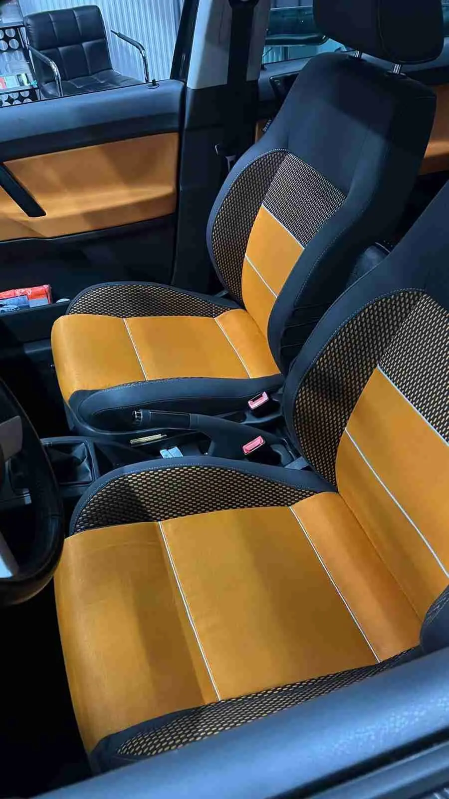 Lack Attacke Service - Schwarze und goldene/beige Autositze nach der Innenraumreinigung