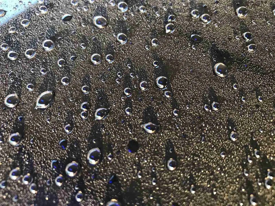 Lack Attacke Service - Wassertropfen auf einer keramikversiegelten Oberfläche