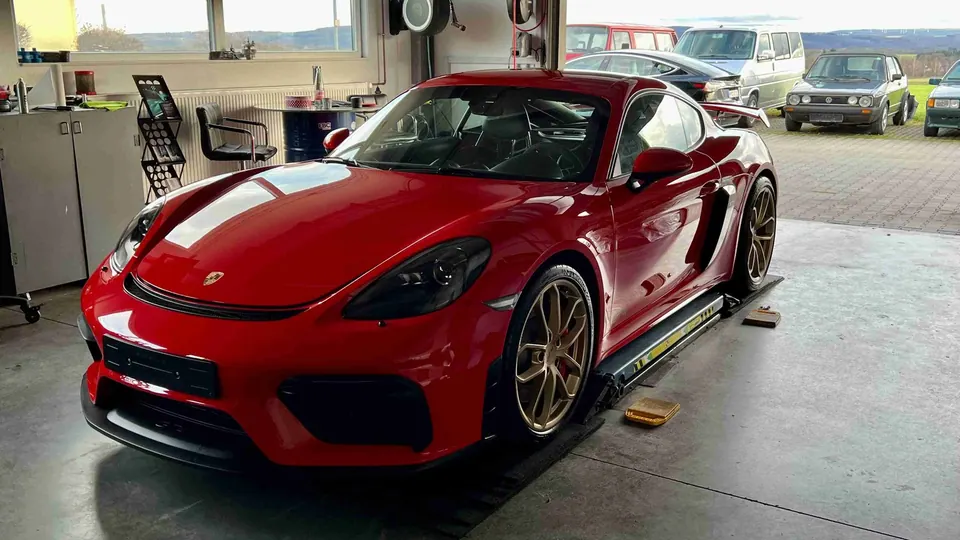 Roter Porsche 718 GT4 nach professioneller Keramikversiegelung und Detailing Fahrzeugaufbereitung Lack Attacke Ettringen