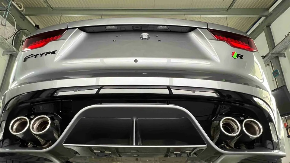 Vorher-Nachher: Jaguar F-Type Rear Nachher - Lack Attacke