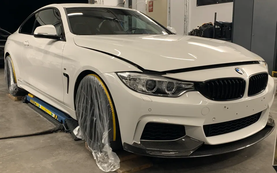 Weißer BMW M4 in der Vorbereitung zur Fahrzeugaufbereitung und Politur Lack Attacke Ettringen